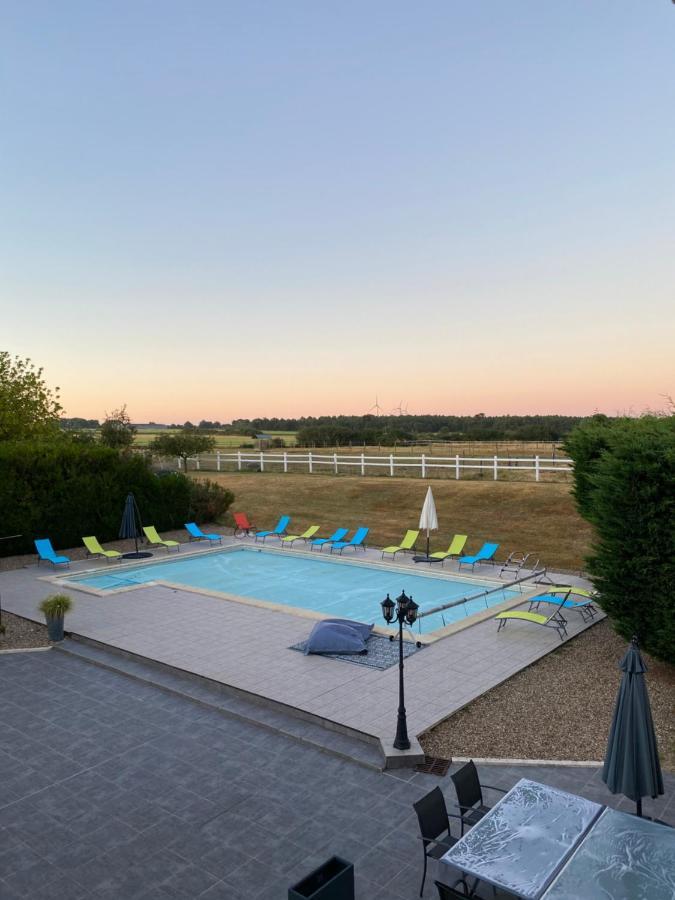 Kourline Villalunoterie Futuroscope Piscine Spa Oyre Экстерьер фото